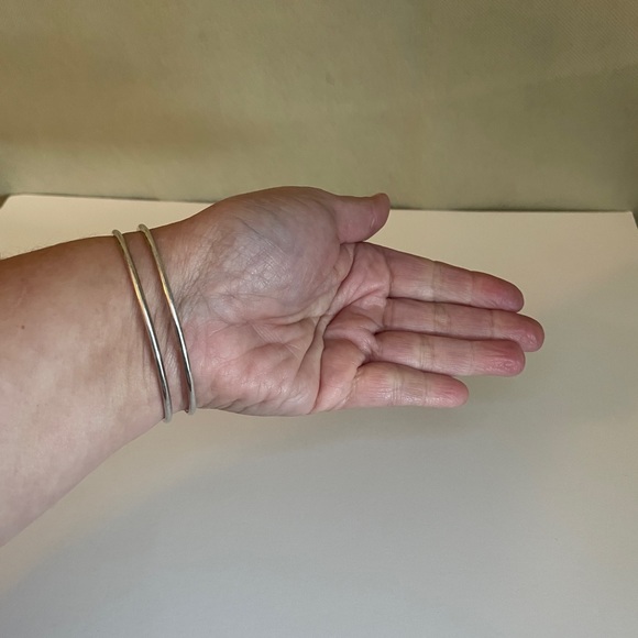 Tiffany & CO. Sterling Silver Oval ID Bangle, Medium Engravable initials - Picture 12 of 16